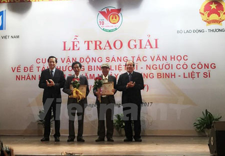 Bộ trưởng Bộ Lao động-Thương binh và Xã hội Đào Ngọc Dung trao giải cho các tác giải đoạt giải Nhất.